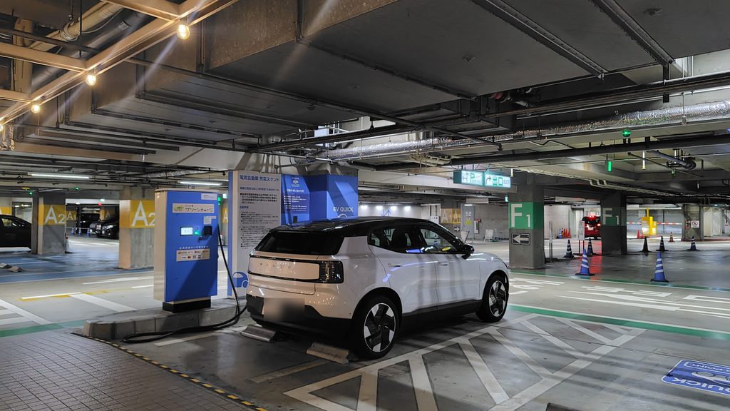 神戸ハーバーランドumie地下駐車場の急速充電スタンドで充電中のVOLVO EX30