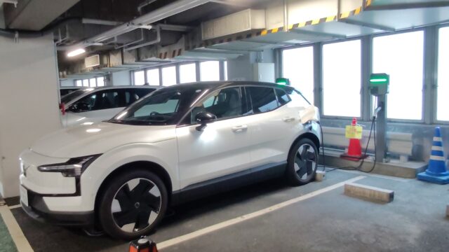 大丸カーポートで充電中のVOLVO EX30