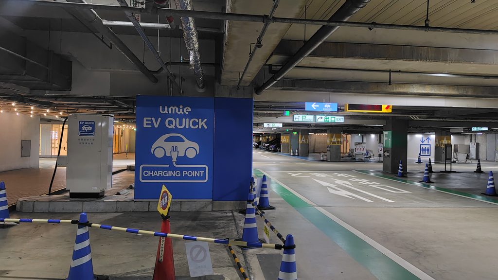 umie「EV QUICK」の充電スポット案内サインと急速充電器