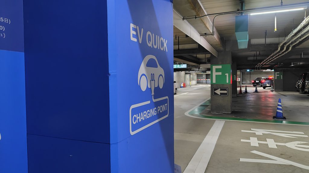 umie EV QUICKの充電ポイントを示すサインと地下駐車場F1エリア