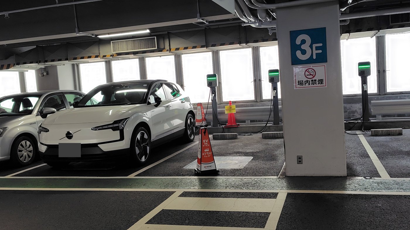 神戸大丸カーポート3階のEV充電スペースに停めたVOLVO EX30