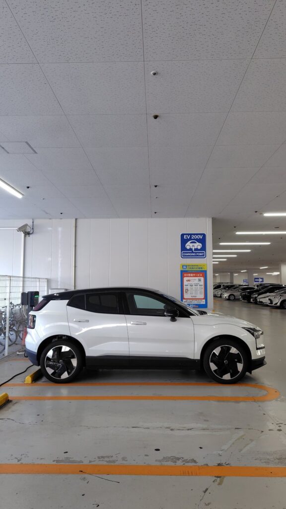 エディオン駐車場のEV充電スペースに駐車したVOLVO EX30