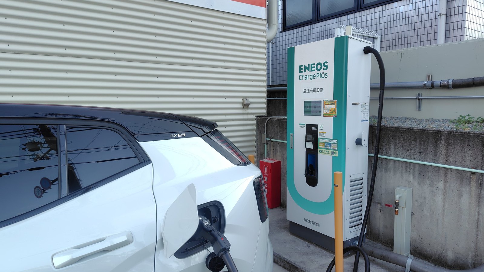 ENEOS Charge Plusの急速充電器につないだVOLVO EX30