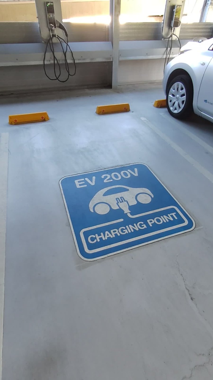 EV専用駐車スペースの床にある「EV200V CHARGING POINT」の表示