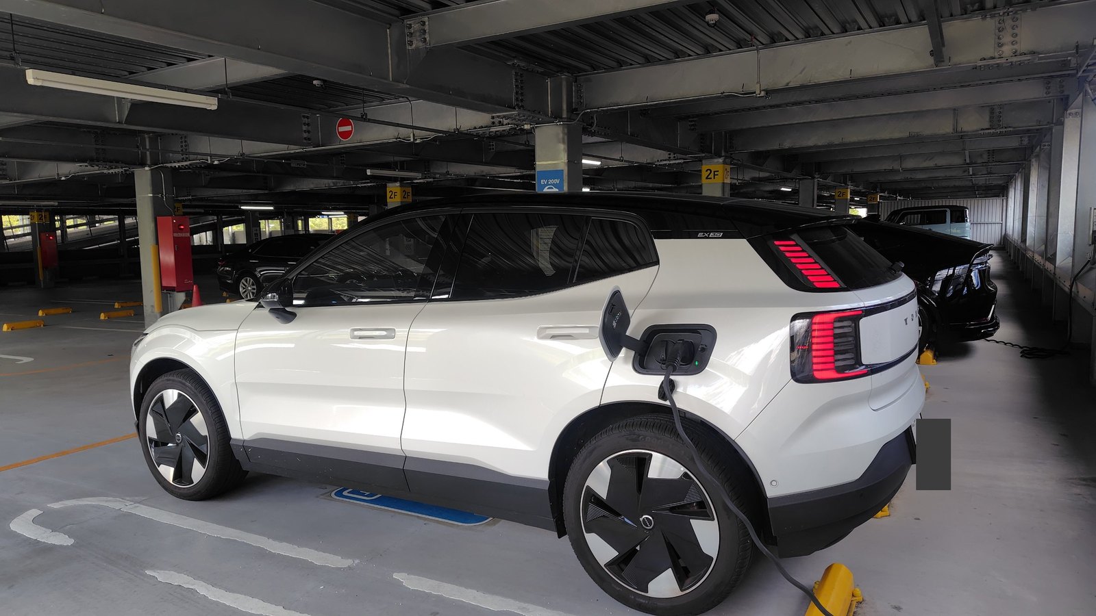 須磨パティオで充電中のVOLVO EX30