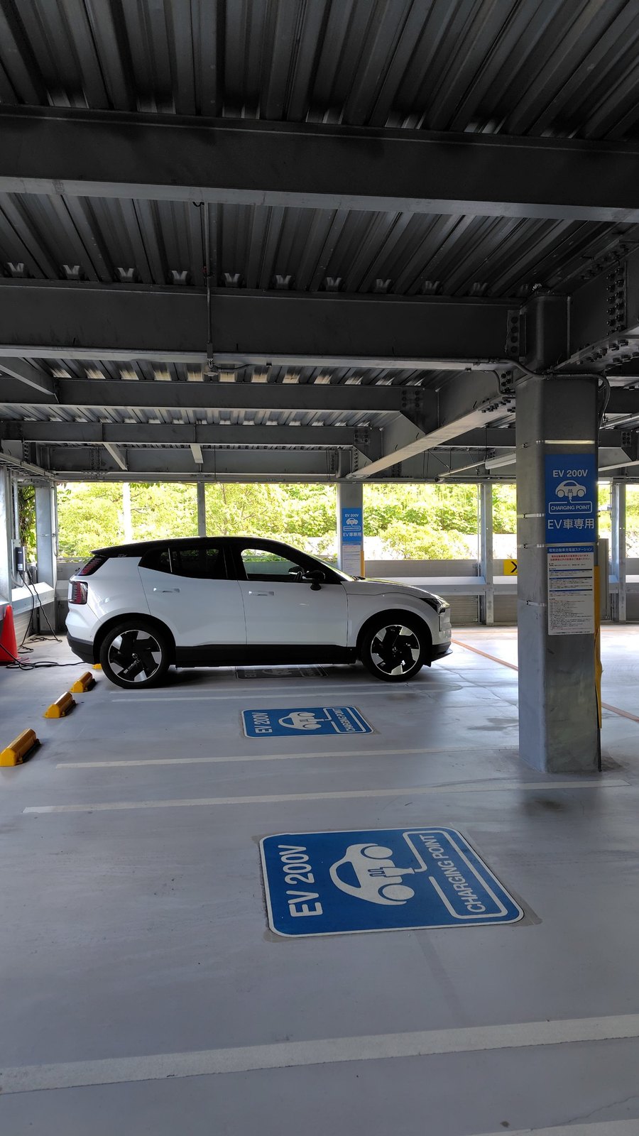 須磨パティオのEV充電スペースに停めたVOLVO EX30